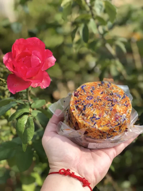 Queso de cabra curado y flores